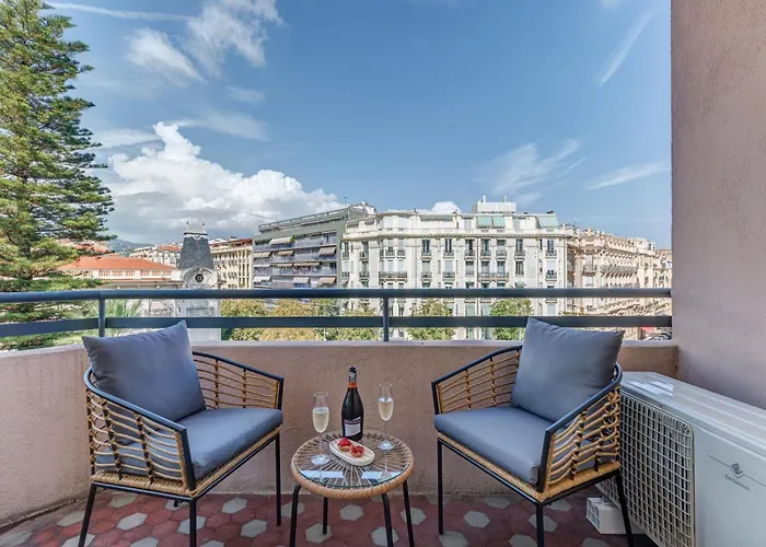 Elegant Condo With Balconies In The Heart Of Nice